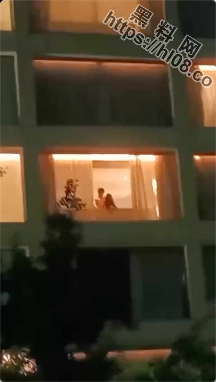 [七夕节]桂林某酒店情侣趴窗激烈啪啪视频流出，引发路人集体围观拍照