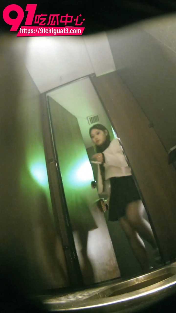 夜总会厕所紫光偷拍骚妹翘臀尿尿1 夜总会厕所紫光偷拍骚妹翘臀尿尿1