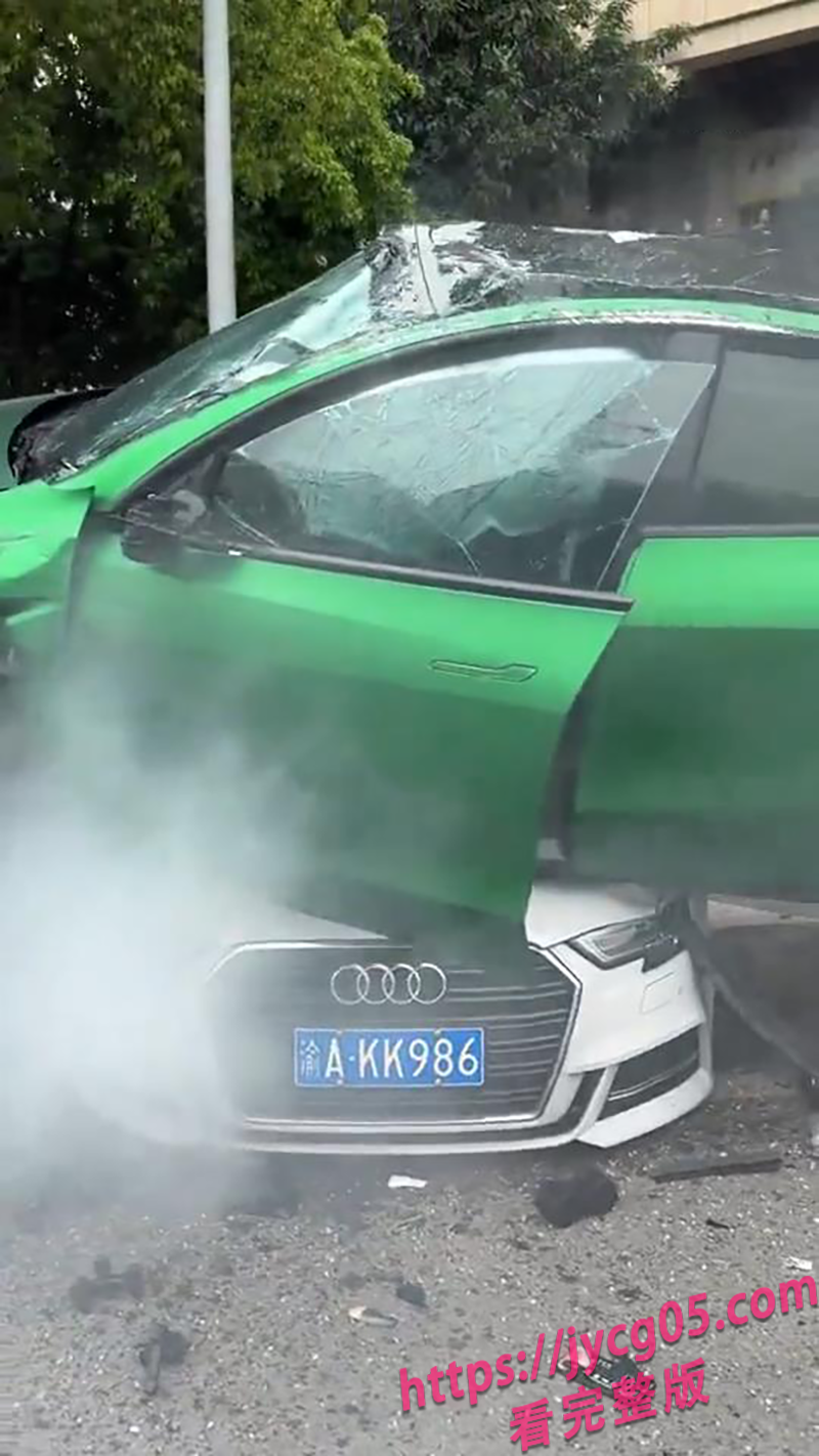 重庆惊现飞车事故！特斯拉腾空压毁五车！司机竟没受伤？ 配图4