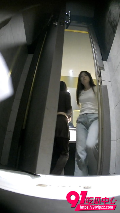 女厕全景高清偷拍3