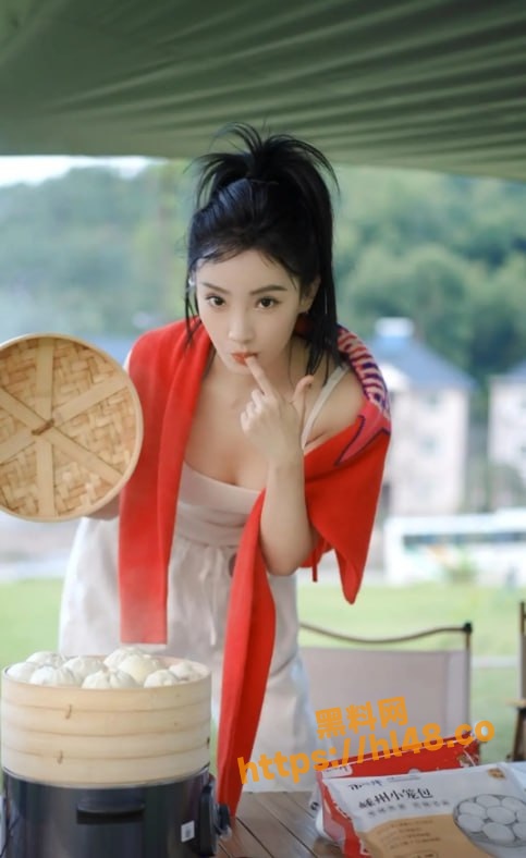 马卉老师的养生小课堂再次开课 一本正经揉胸展示自己的两颗小葡萄充满着风韵的气息！