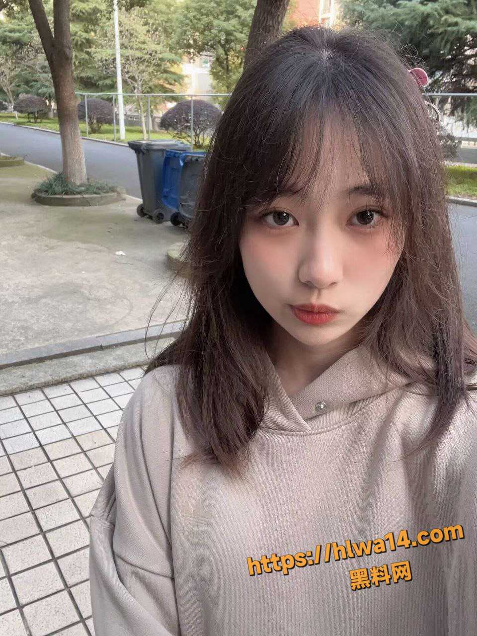 小情侣日常做爱视频流出 可爱大眼贫乳小萌妹被大鸡吧无套猛怼！