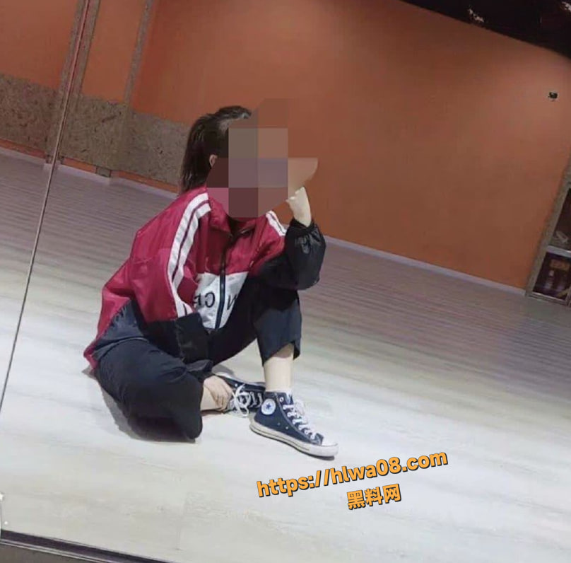 海角社区 19岁女儿小亚 1-5集 诸位海友们!我感觉自己是个罪人。