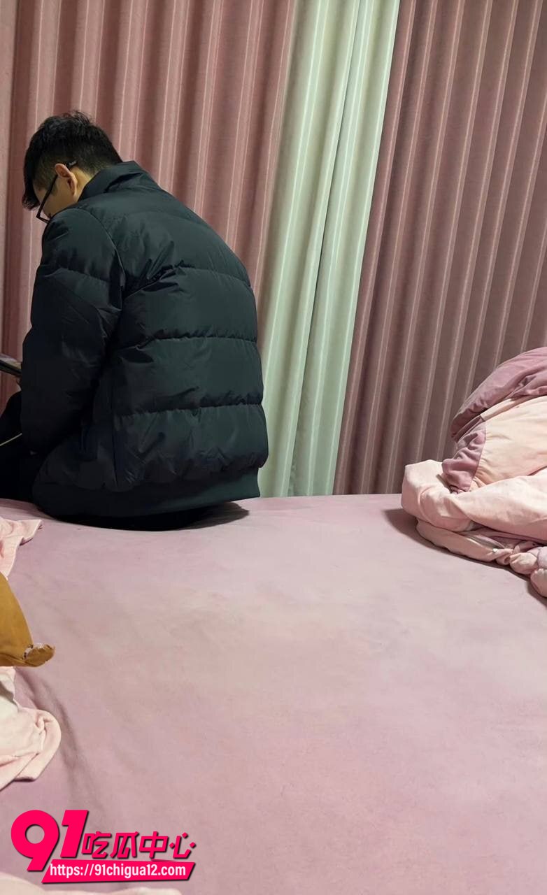 霸道总裁工厂店老板娘与出轨金主做爱 无毛嫩穴被猛干到奶子晃动