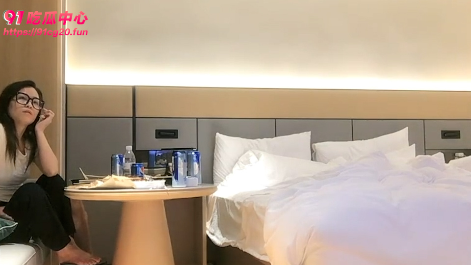 少妇推荐~眼镜少妇害羞无比 说什么都不让亲 “上面不让亲 下面干爆你”