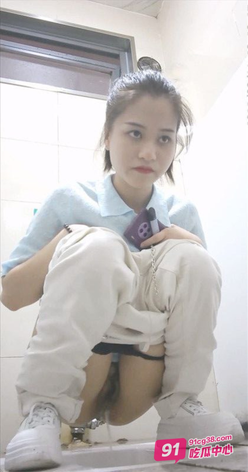 小区公厕全景偷拍 几位高颜值小姐姐尿尿 这粉嫩美鲍鱼太漂亮了 配图4