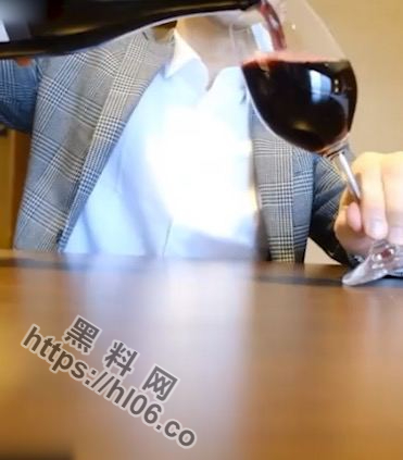 刚大学毕稚嫩实习生妹子被老外上司潜规则，老外逆天大屌长驱直入，边爆肏边在五星级酒店欣赏江边夜景