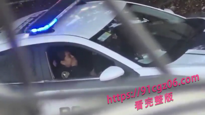 墨西哥女警全网爆火!在巡逻车上被同事抠逼 爽到双手捂嘴!