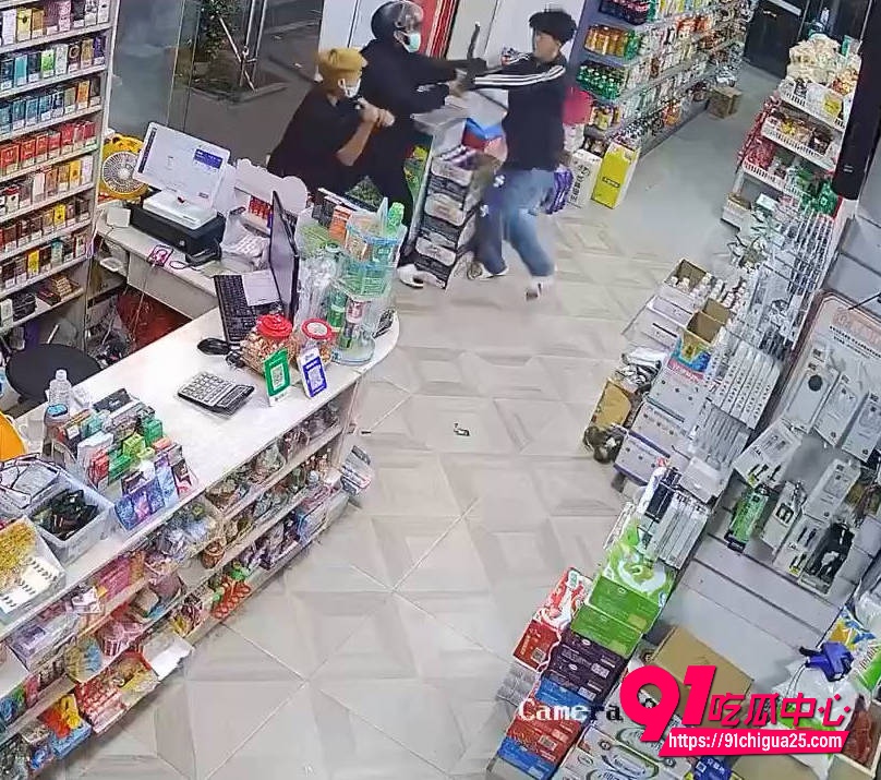 精神小伙深夜超市为护对象惨被七刀5