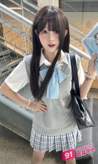 jk萝莉茶茶和男友自拍小视频合集收录 素人蓝发JK萝莉自摄精品不容错过！ 配图2