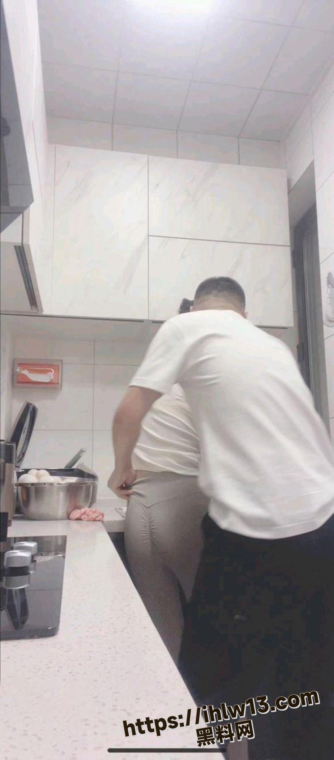真实叔嫂乱伦 趁大哥不在家硬上了嫂子 无毛白虎太极品了!