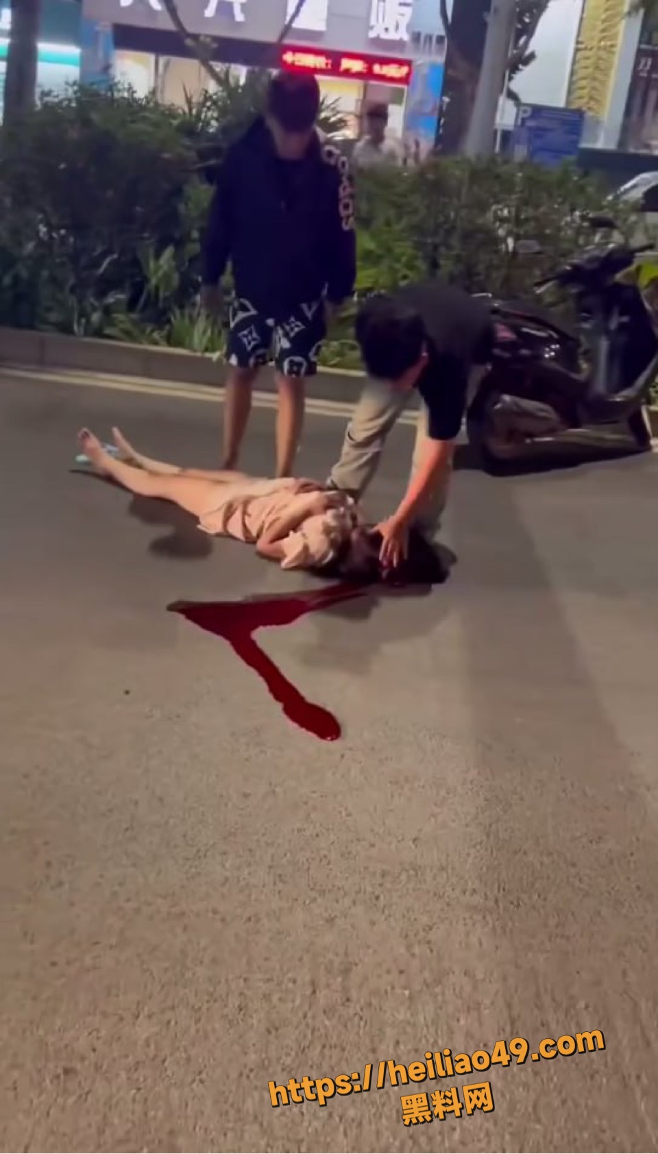 街头惊现两鬼火少年飙车撞人 女子后脑勺破裂流一地 血腥现场曝光！