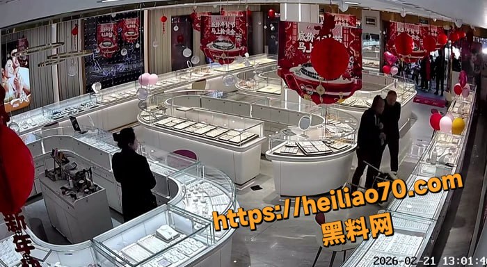 苍溪醉汉闯周大生珠宝店 疯狂砸店监控曝光 一句喝醉竟想了事 引发网络热议