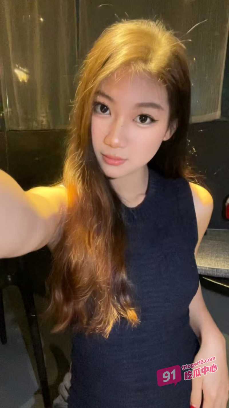 推特博主一杆钢枪群P嫩妹合集～边操逼边看卫视跨年 配图2