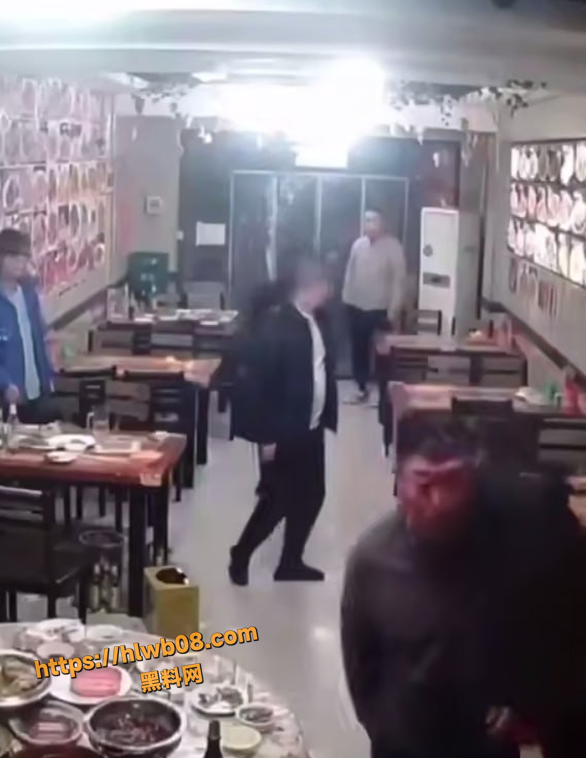 巨汉持刀怒闯餐厅复仇 队友劝架反被狂砍十二刀 网友调侃：下次记得戴个眼镜再来寻仇！