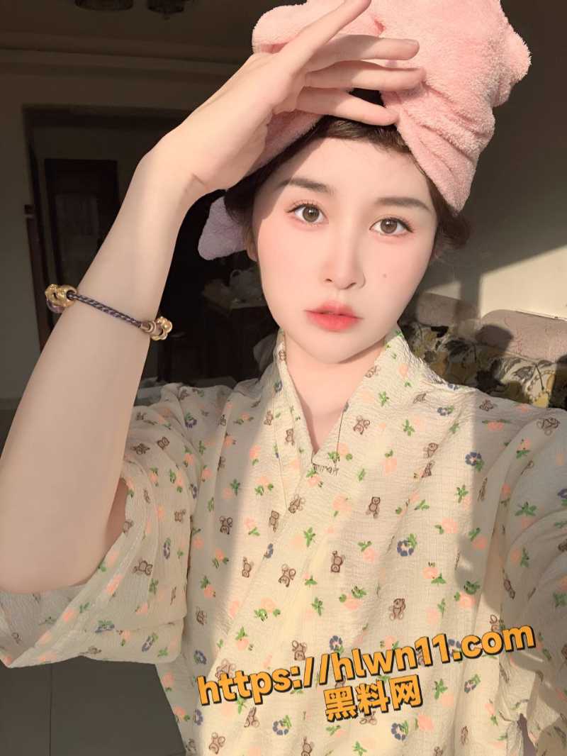 高颜值人妻反差婊 beauty 日常生活照等私拍献出 蜜桃臀美乳送屌后入 多部合集献出撸管！