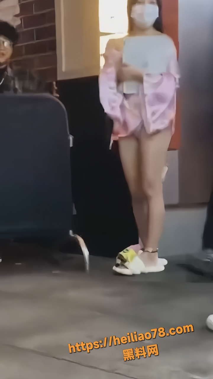 长沙解放西路 真空粉睡衣奶罩妹 当街漏奶 被警察当场拖行逮捕！