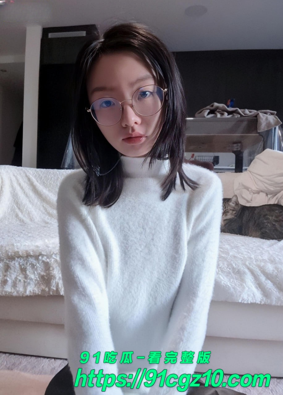 反差眼镜妹长相是闷骚型 私下竟然如此反差 在家偷摸着自慰视频流出