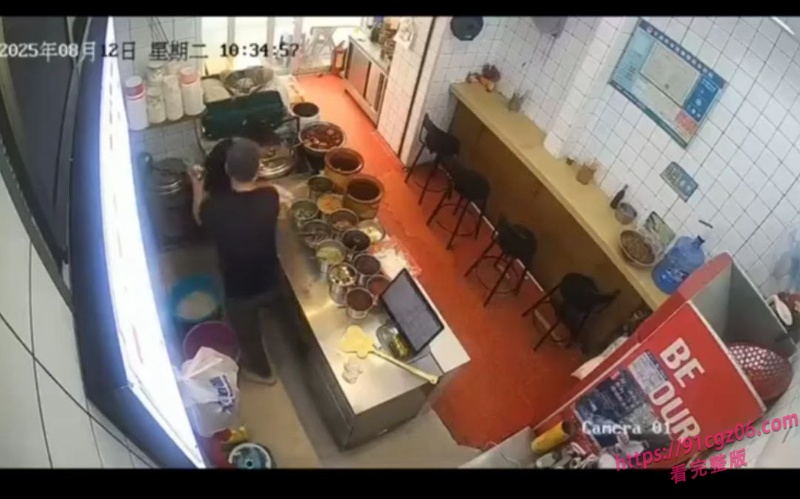 猥琐男追着女店员骚扰 见女孩老实 强行搂抱袭胸 光天化日猥琐19岁少女 监控视频曝光