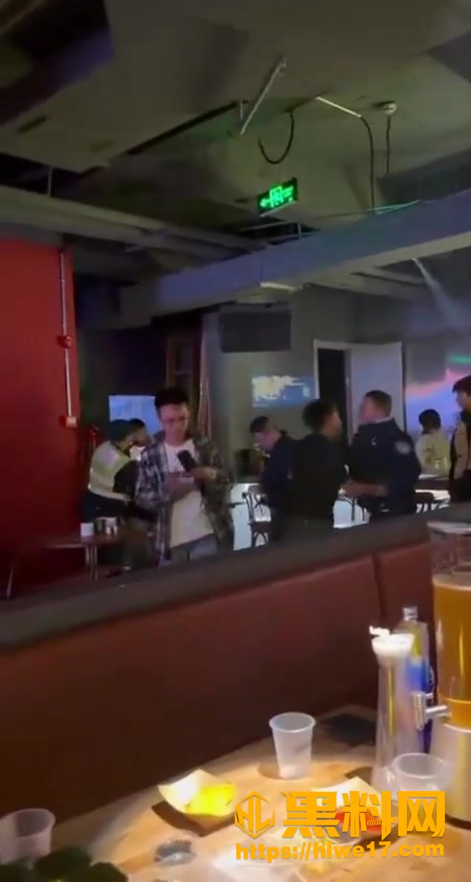 辽宁一夜总会临检 男子与特警发生冲突 再三警告无果 最终被制服