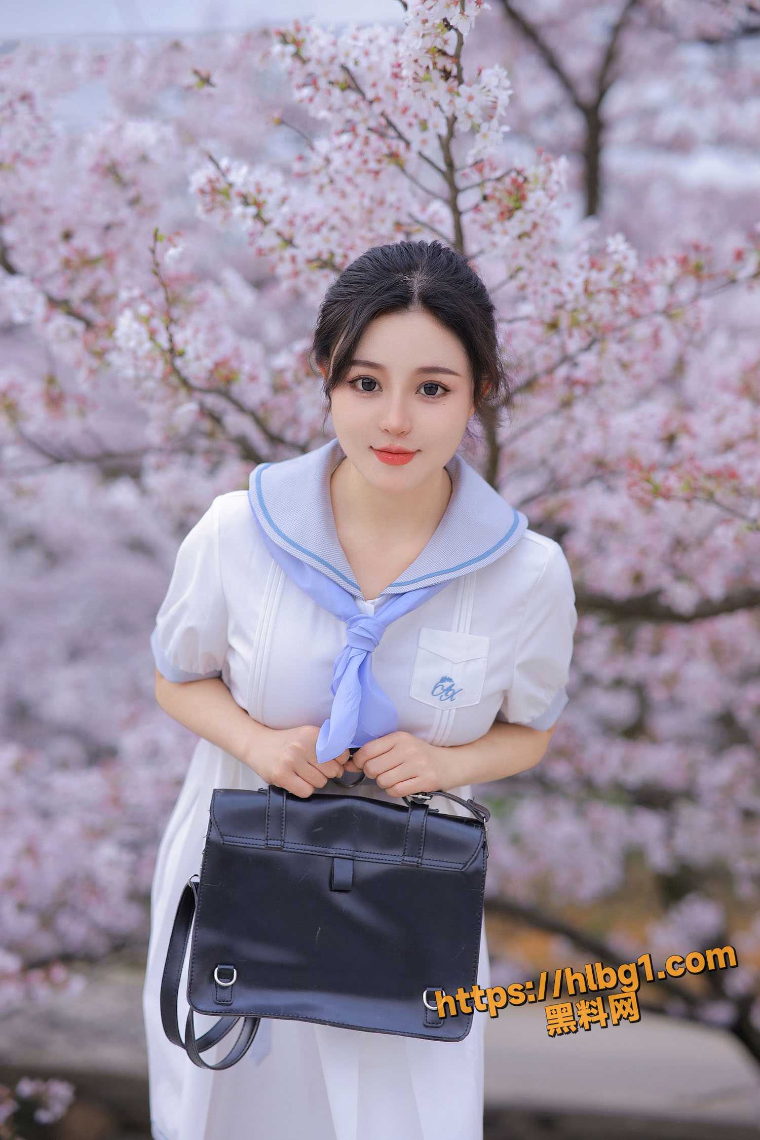 桃暖酱典藏版！放学路上的裸体写真 曼妙身姿无限诱惑 白虎胴体樱花林极限露出私拍！