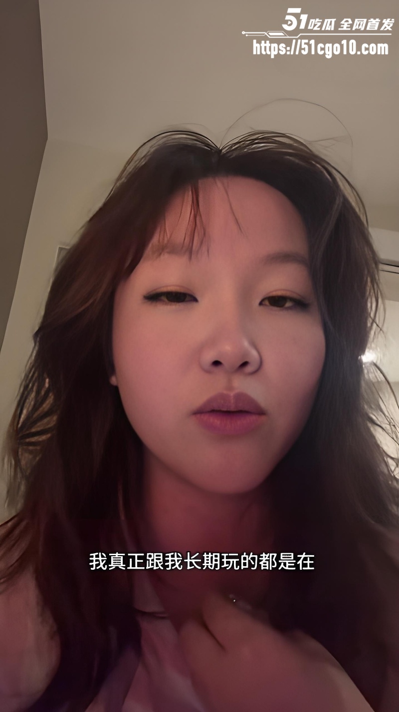中国妹子被两个意大利帅哥亲吻 5