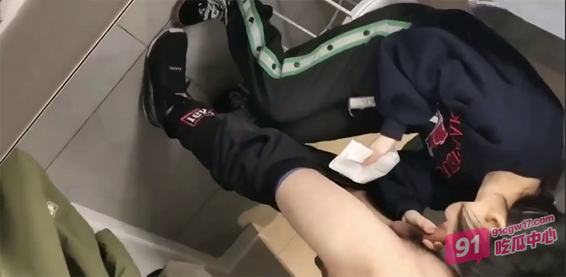 屌炸天 职校小情侣逛商场 试衣间里自拍口交 外面人来人往好刺激！ 配图2