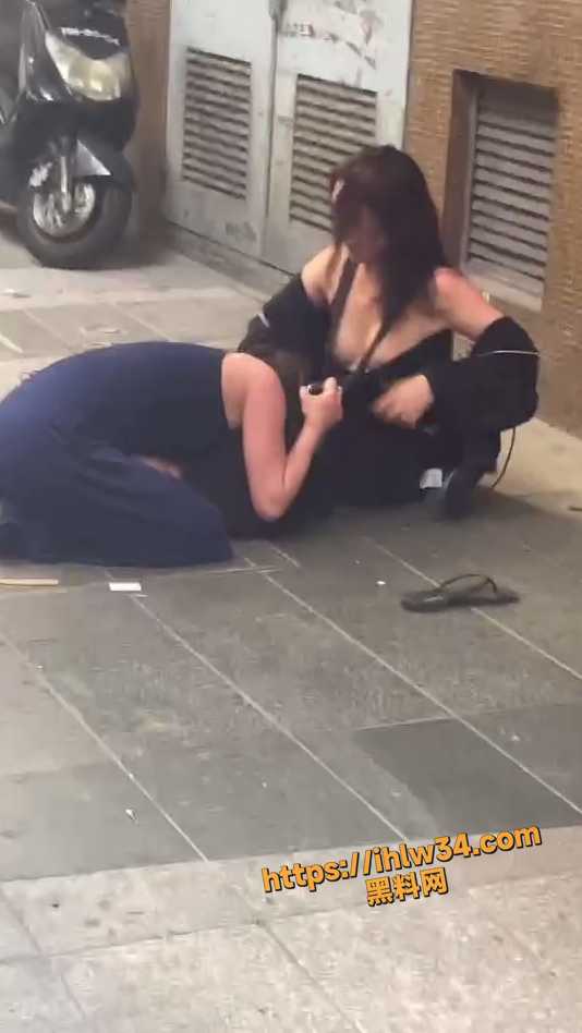 两集美醉酒后撒泼在大街上撕扯 露出大半个奶子 是提前商量好的还是不小心的？