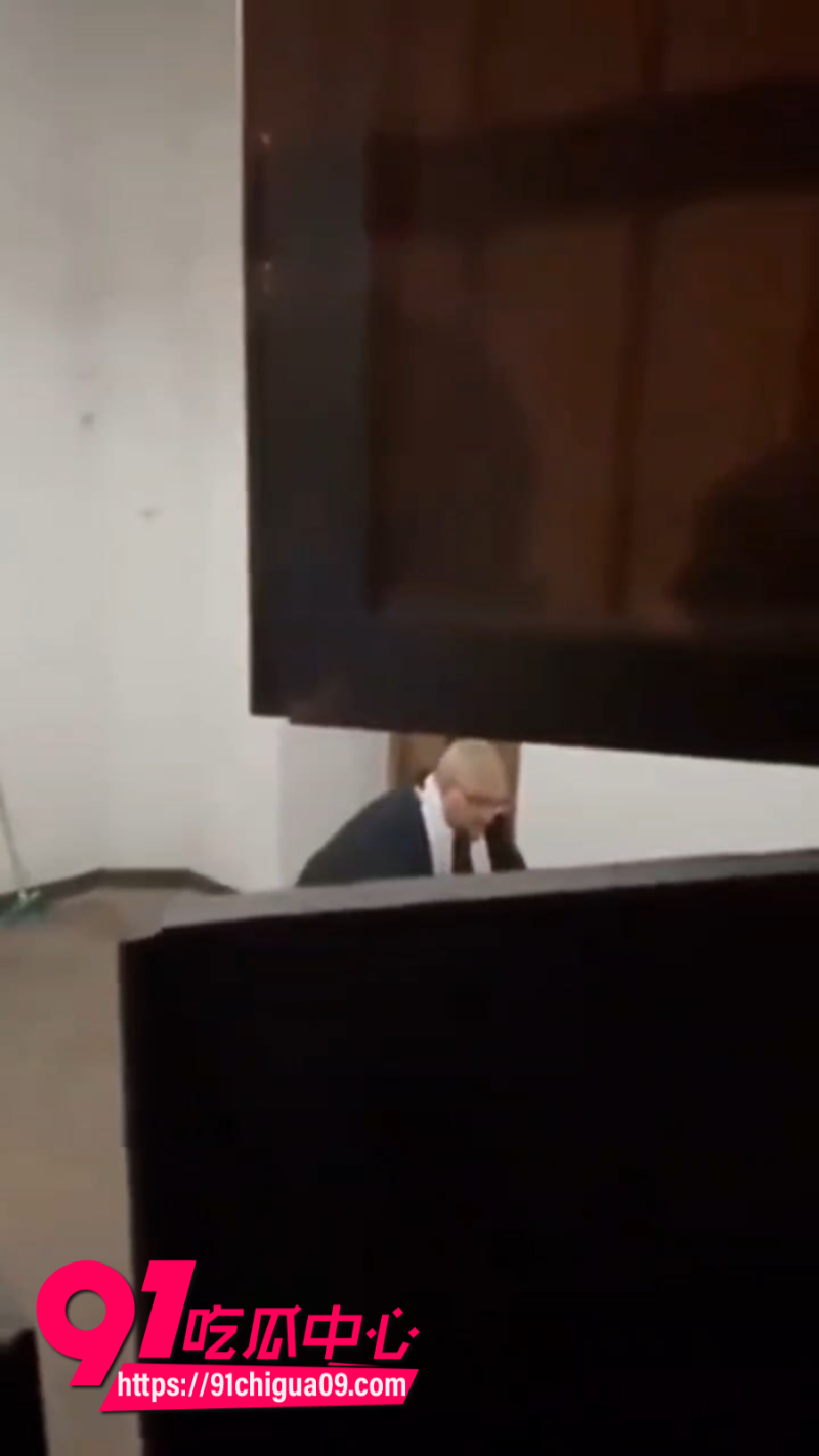 梵蒂冈教堂老教父金钱诱惑美女约炮内部偷拍画面曝光6