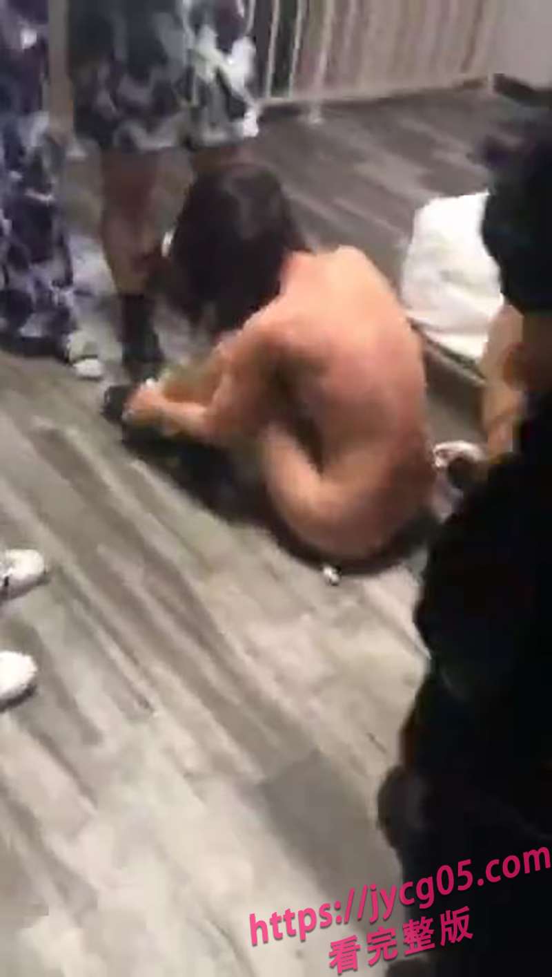 精神小妹霸凌学生拍下视频！被害视频传遍校园却无人敢发声！ 配图5
