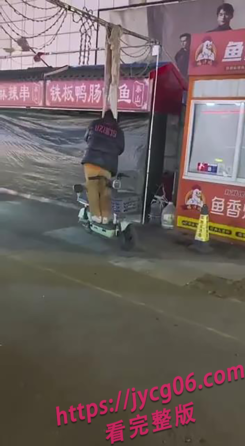 夜市闹剧曝光！烟台女子扯出白绫上演“极端行为” 太离谱 配图5