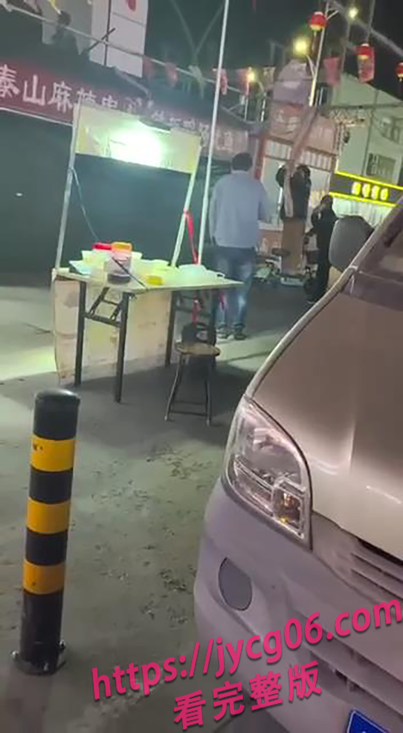夜市闹剧曝光！烟台女子扯出白绫上演“极端行为” 太离谱 配图6