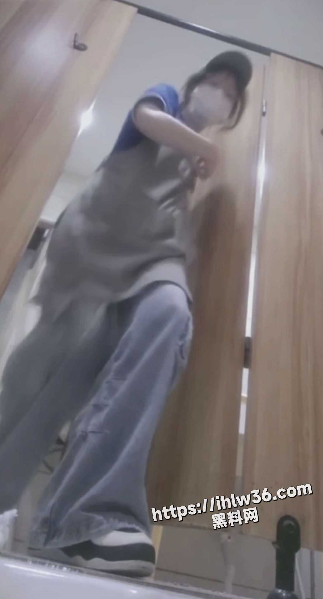 依旧是一期值得观看来上一发的商场女厕全景后拍系列 两个尿急的妹子尿似喷泉菊花洞开！