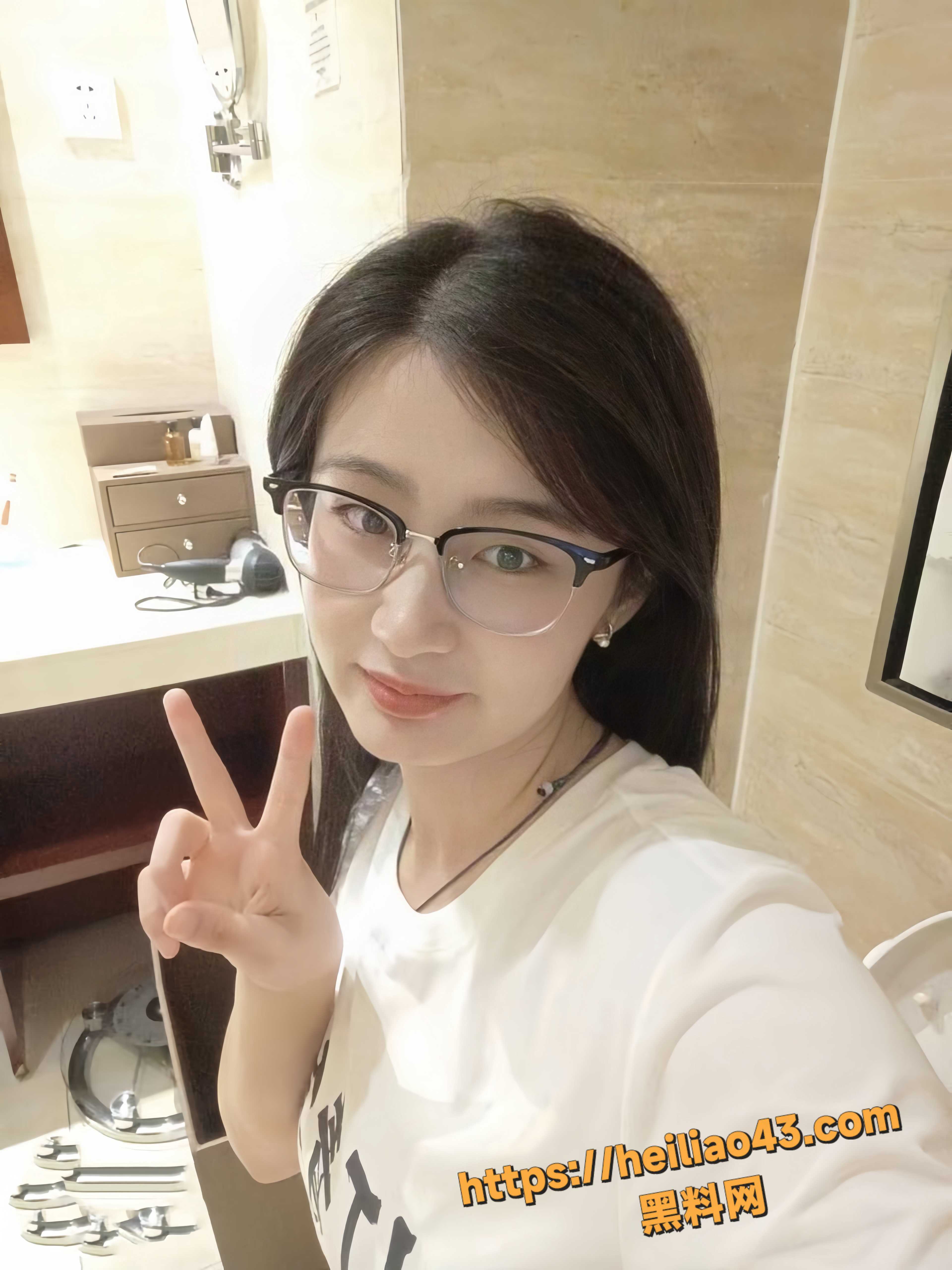 高颜值大奶眼镜妹 佳琪 不雅视频泄密流出 女上位骑乘榨精 母狗姿态淫荡无比！