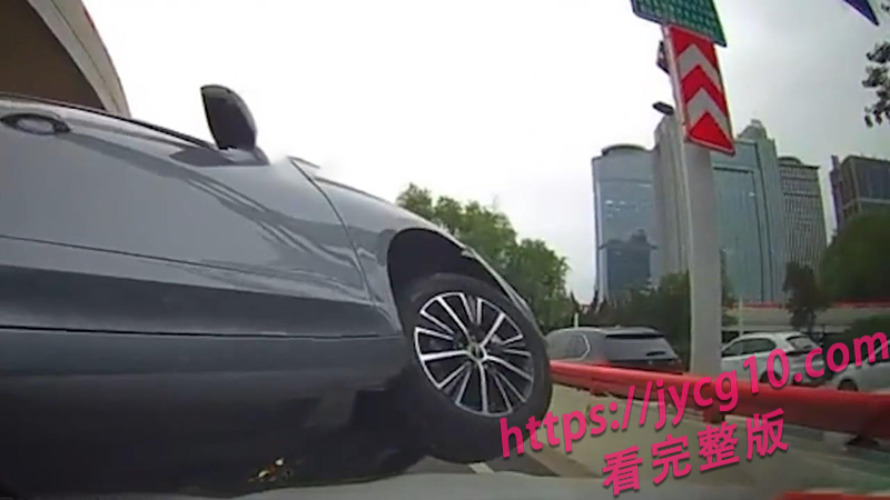 监控奇葩合集火出圈！打架 飞车 疯狗追人全程高能 配图4