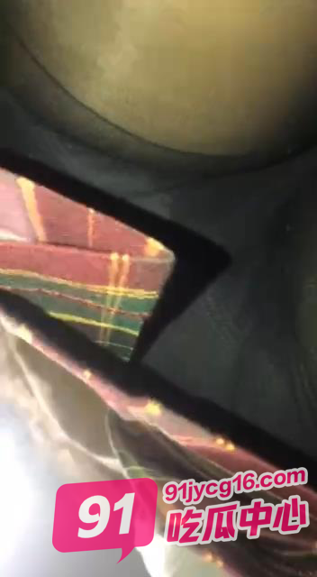 商场抄底偷拍黑丝JK妹！超大胆居然直接上手摸屁股~ 配图2