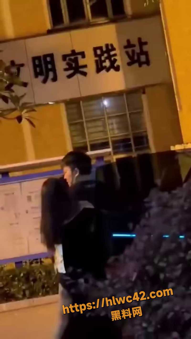 网传吃瓜 一男带小三楼下车震 原配现场抓奸怒打小三 男的直接跑路