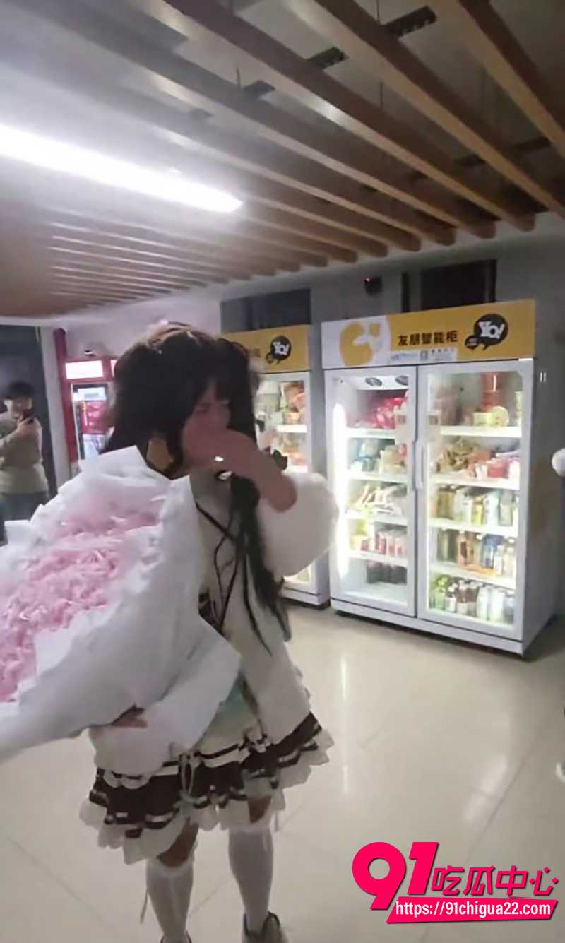 武汉光谷职业学院一男子男扮女装 5