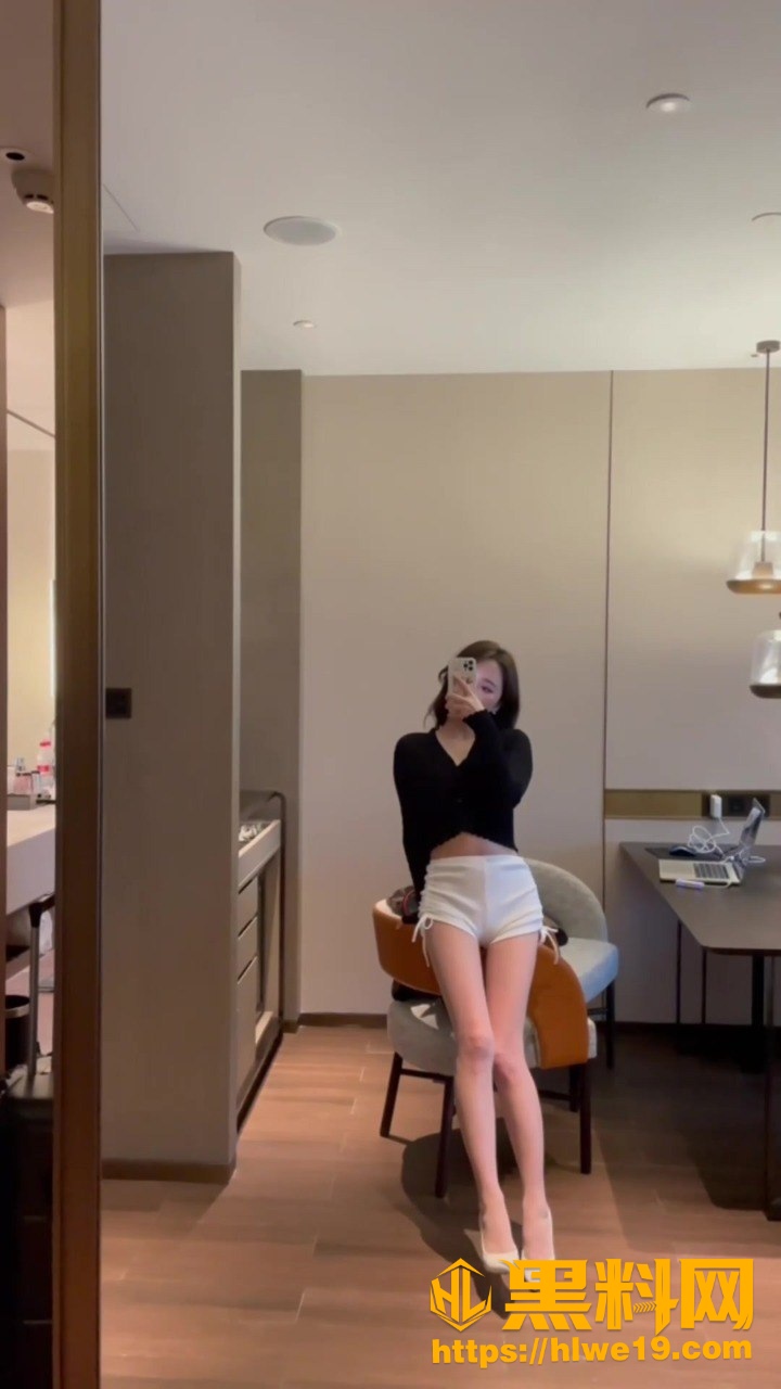 秀人网高颜值模特 鱼子酱 穿着肉丝高跟鞋多视角诱惑 反差感拉满