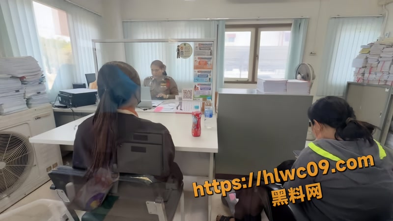 泰国21岁女工遭班车司机锁门猥亵 勇敢拍视频留证还曝其惯犯 目前已被抓获