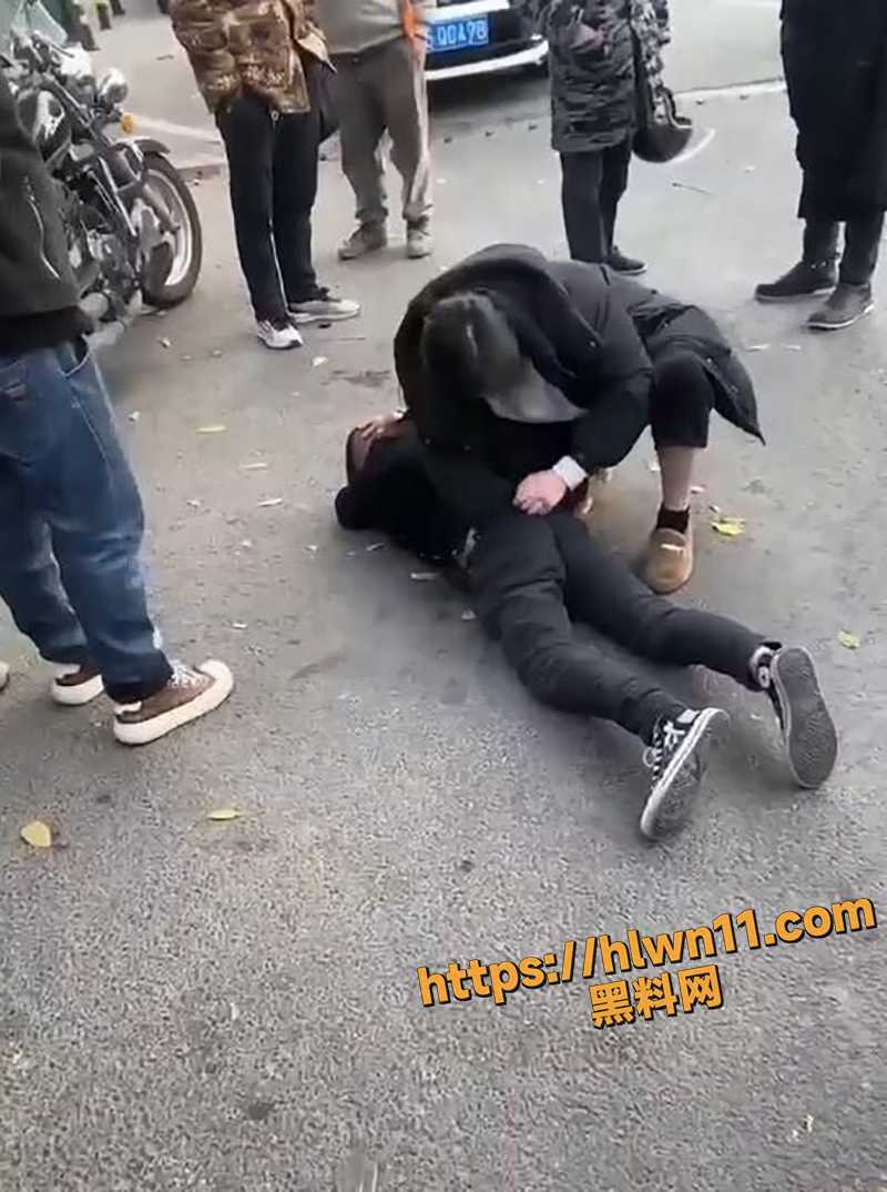 吾辈楷模 四川白嫖哥日寡妇一年多 分钱不花没名没份 寡妇发飙街头狂揍 声称要噶了他的蛋！
