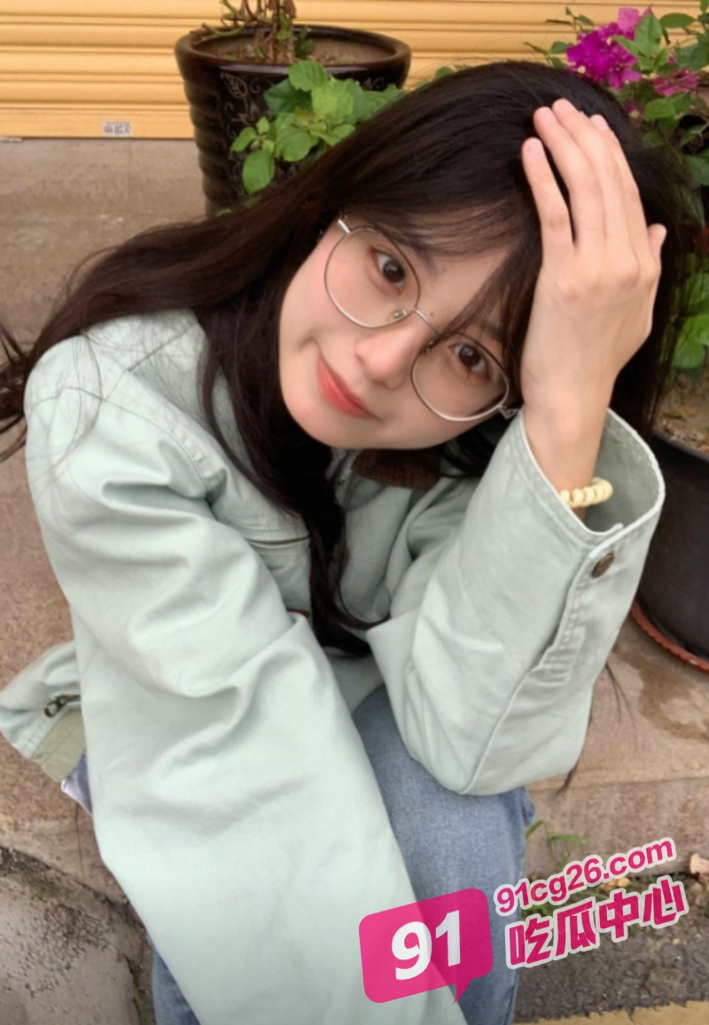 兄妹乱伦之精虫上脑的哥哥勾引妹妹 懵懂妹妹乐在其中“哥哥 使劲插我下面”！ 配图2