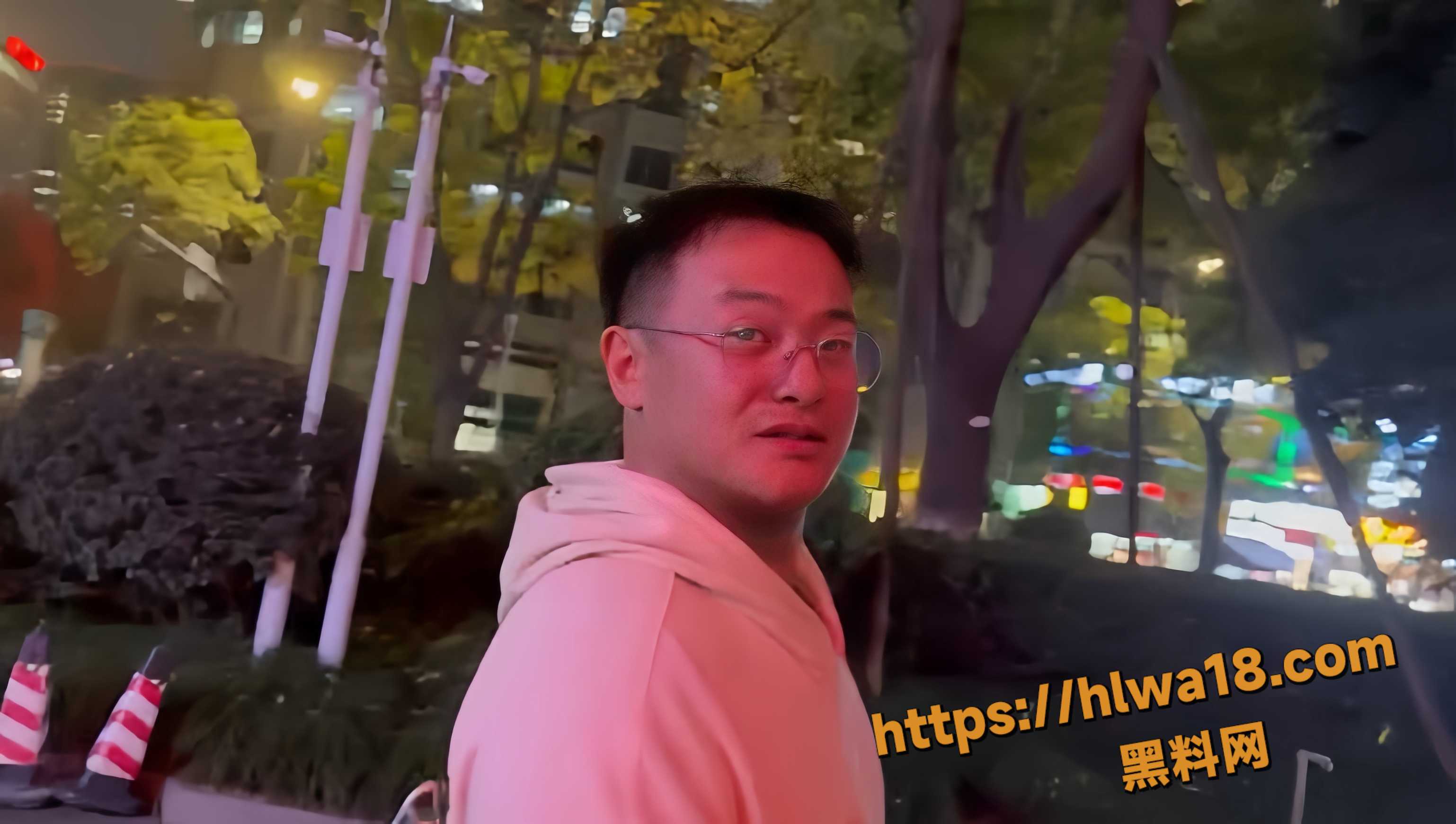 年度顶级白嫖哥 嫖娼不给钱被妹子追拍曝光 还嬉皮笑脸直接把她气到破防！