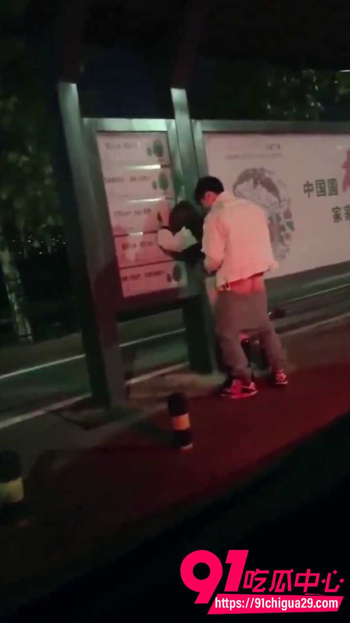高颜值公交站女神公共场合被男人后入猛干6