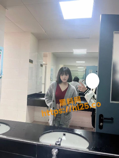 独家曝光温州叛逆巨乳女高中生 吴慧 与校外精神小伙恋爱却得不到满足，只能拍裸照给男友泄欲却被爆！