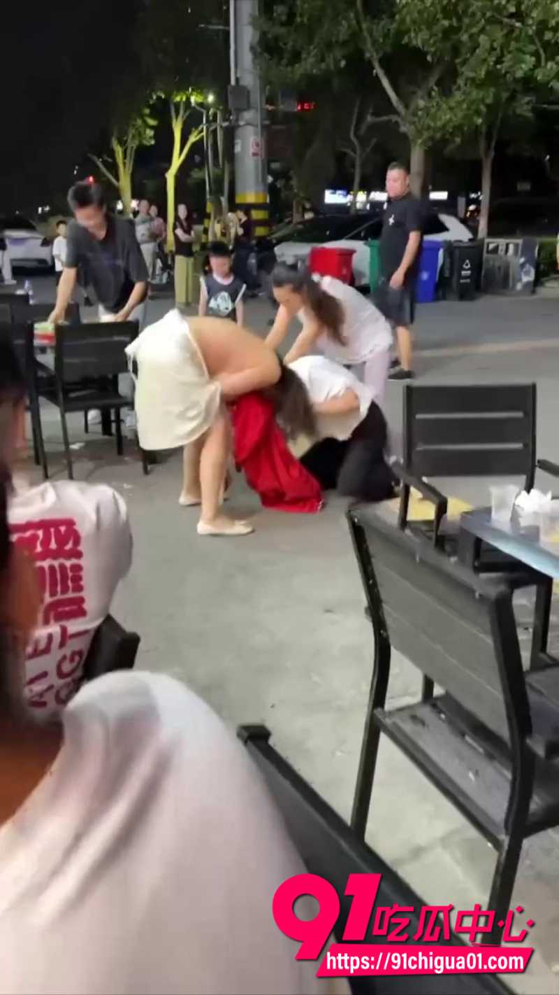 原配怒打小三衣服被撕巨乳全程曝光 肢体对抗情绪碰撞到极致紧张刺激