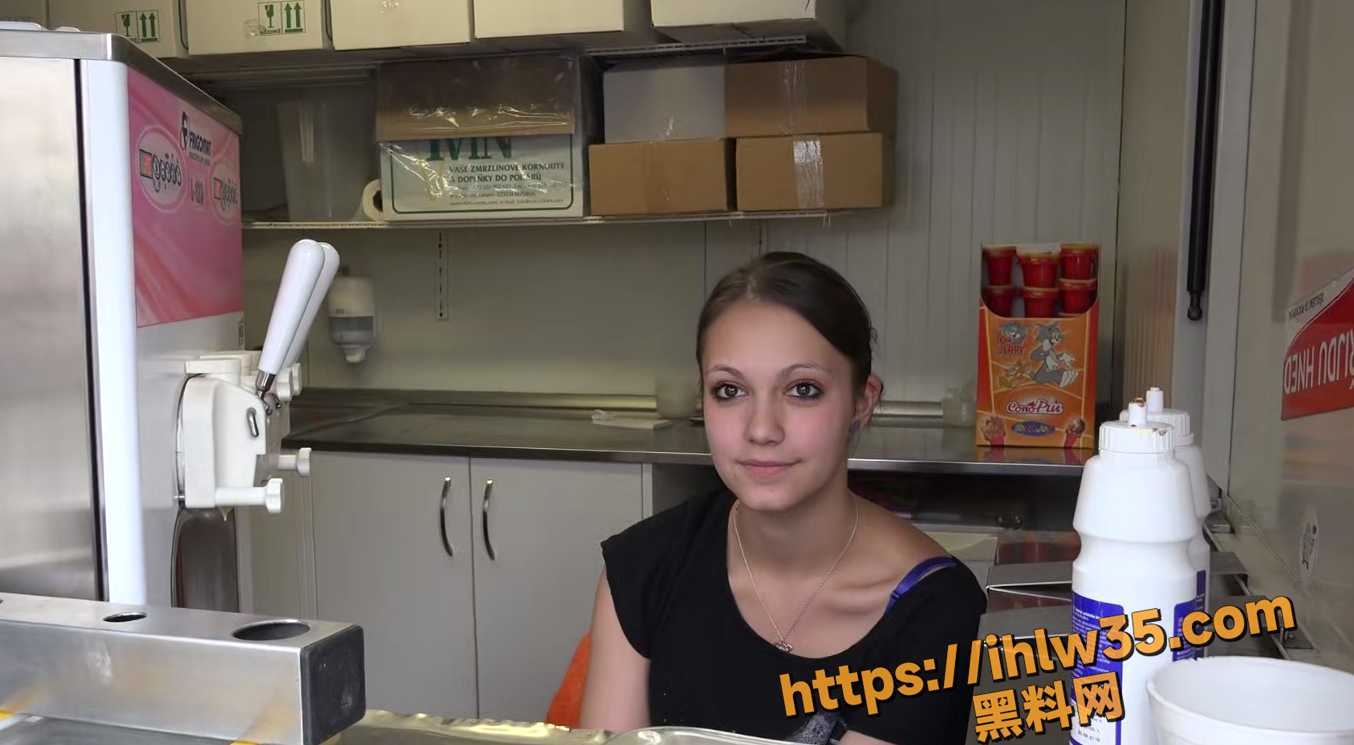 殿堂级的搭讪艺术 捷克色情综艺创作博主在街头随机搭讪 美女说什么也不同意 钞能力一出黄瓜入后庭都行！