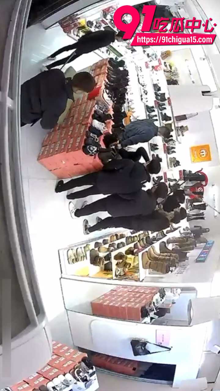 山东菏泽曹县精神小伙群殴白衣男5