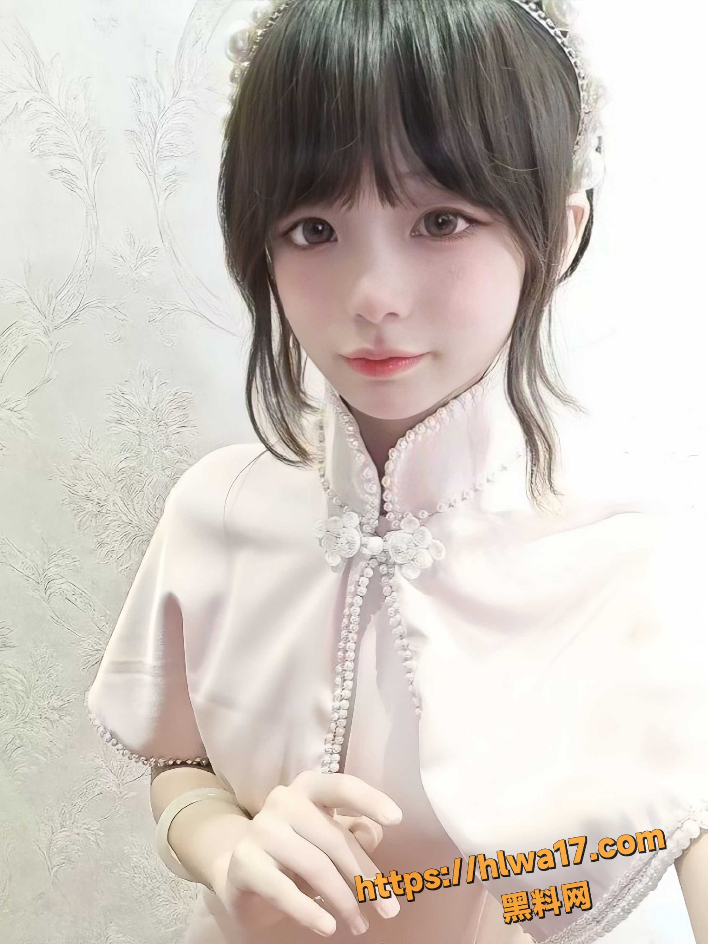 推特粉乳萝莉 斜眼龙王 大尺度私拍流出 舔香蕉揉奶挑逗画面无比反差！