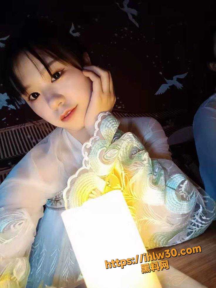 武汉铁饭碗公务员人妻 欲求不满背着老公出轨约炮 肥臀淫穴小骚货上位小腰摇的像极了天生的榨精机！